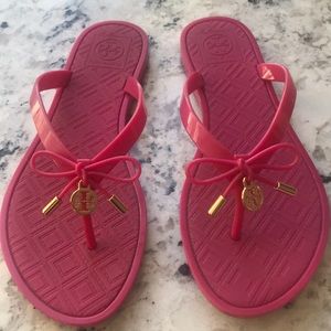 Tory Burch Jelly Bow Logo charm sandal